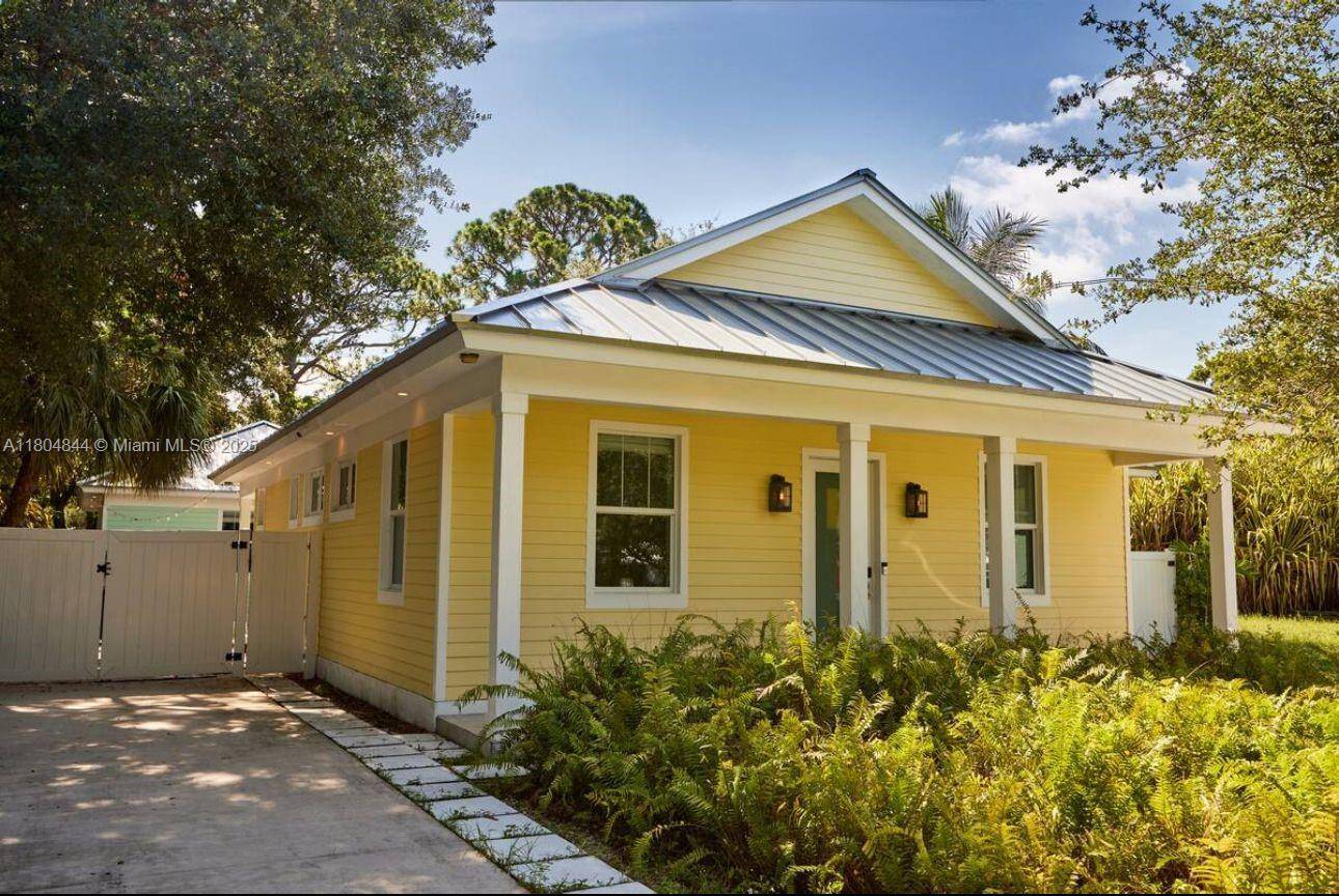 This stunning duplex features two detached units, built in 2016 w island inspired contemporary architecture design w high ceilings amp ; beautiful open concept layout, private entrances amp ; plenty ...