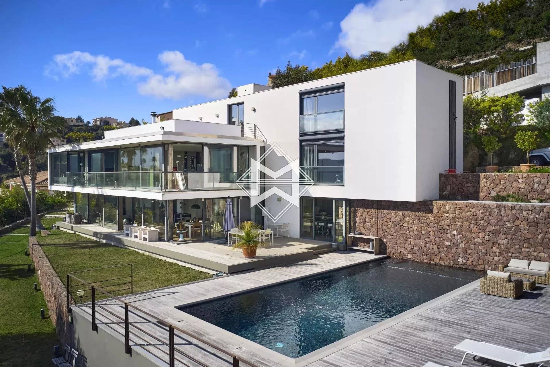Superb contemporary villa on the heights of Mandelieu-la-Napoule