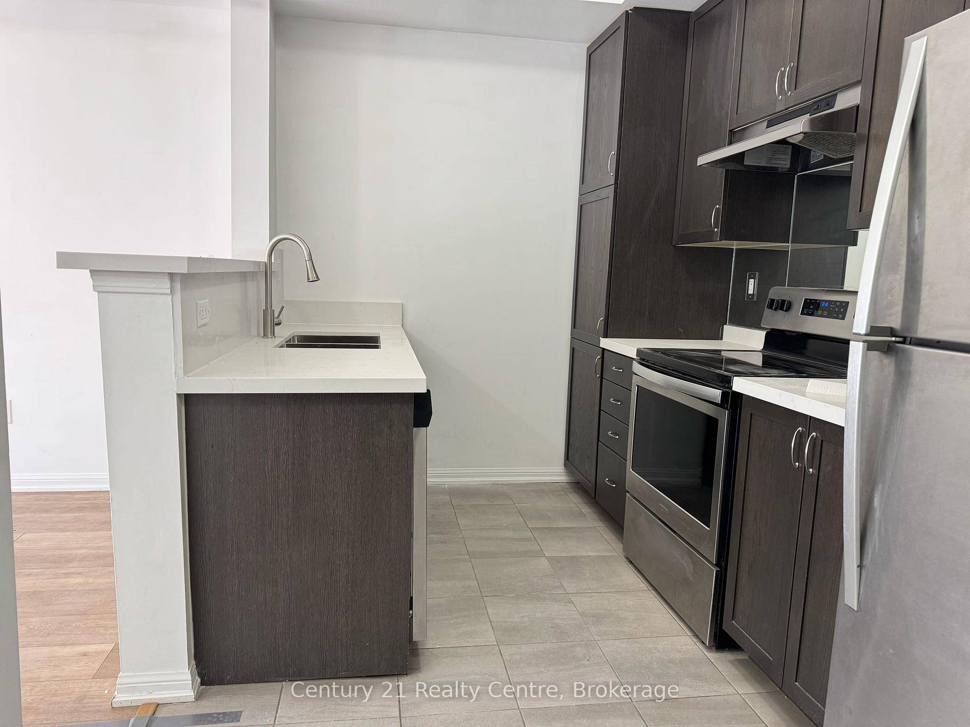 Welcome to this lovely 1 Bedroom, 1 Bathroom condo townhouse in Brampton's sought after Sandringham Wellington neighbourhood.