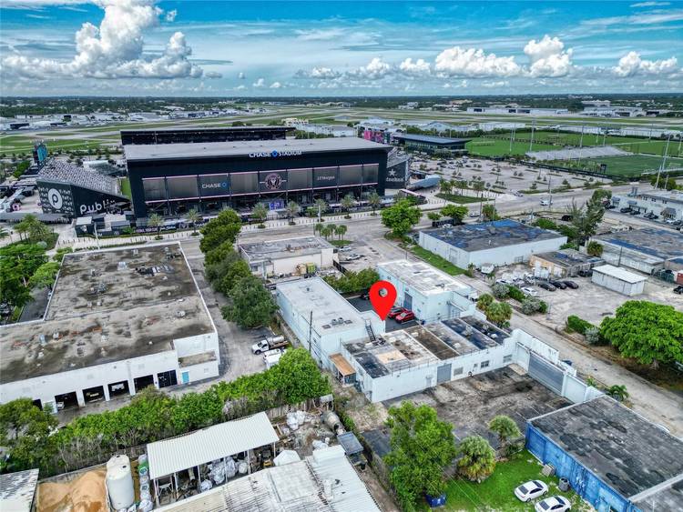 NO AUTOMOTIVE ALLOWED. RARE, PREMIUM EXECUTIVE OFFICE WAREHOUSE SPACE 1120 NW 54th St West Bay 6, 283 SF 12, 400 mo 12 month minimum.