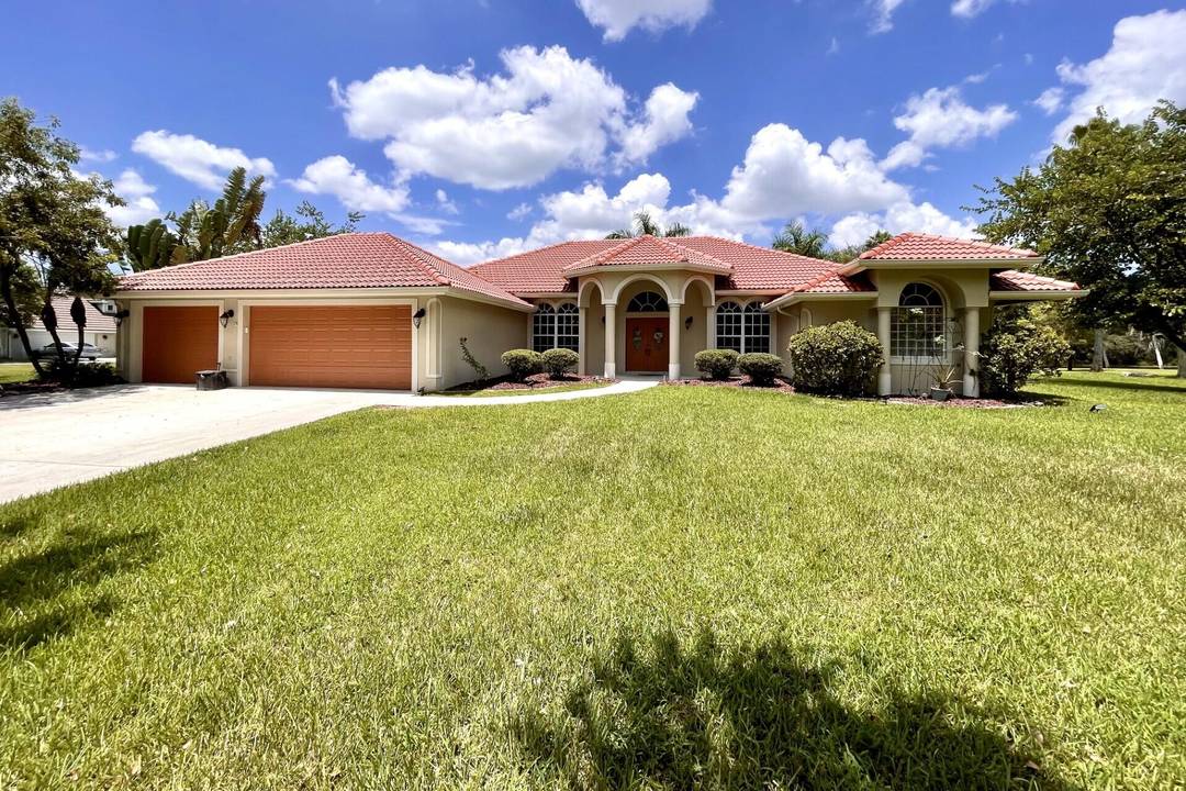 Motivated Seller ! Welcome to this stunning single family home located west of 441 and Lantana Road in beautiful Lake Worth !