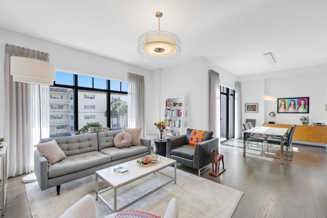 FABULOUS NY Chic 2 level TH in the heart of downtown Boca Raton presents an exceptional opportunity to enjoy the best value in 200 East !