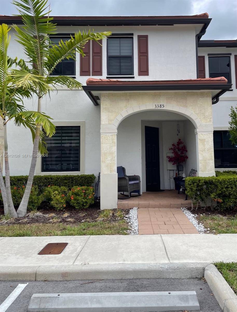Spacious cozy townhome in the community of Aquabella.