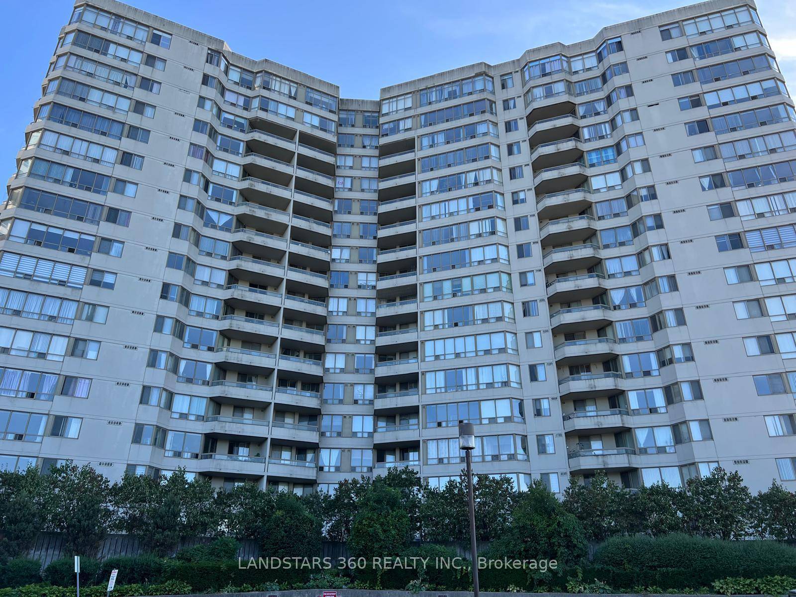 Bright and spacious 1 bedroom with A solarium.