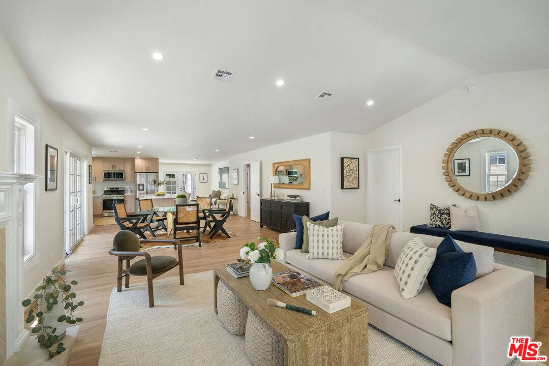 325 N Wilton Pl 5BR Mid Wilshire La