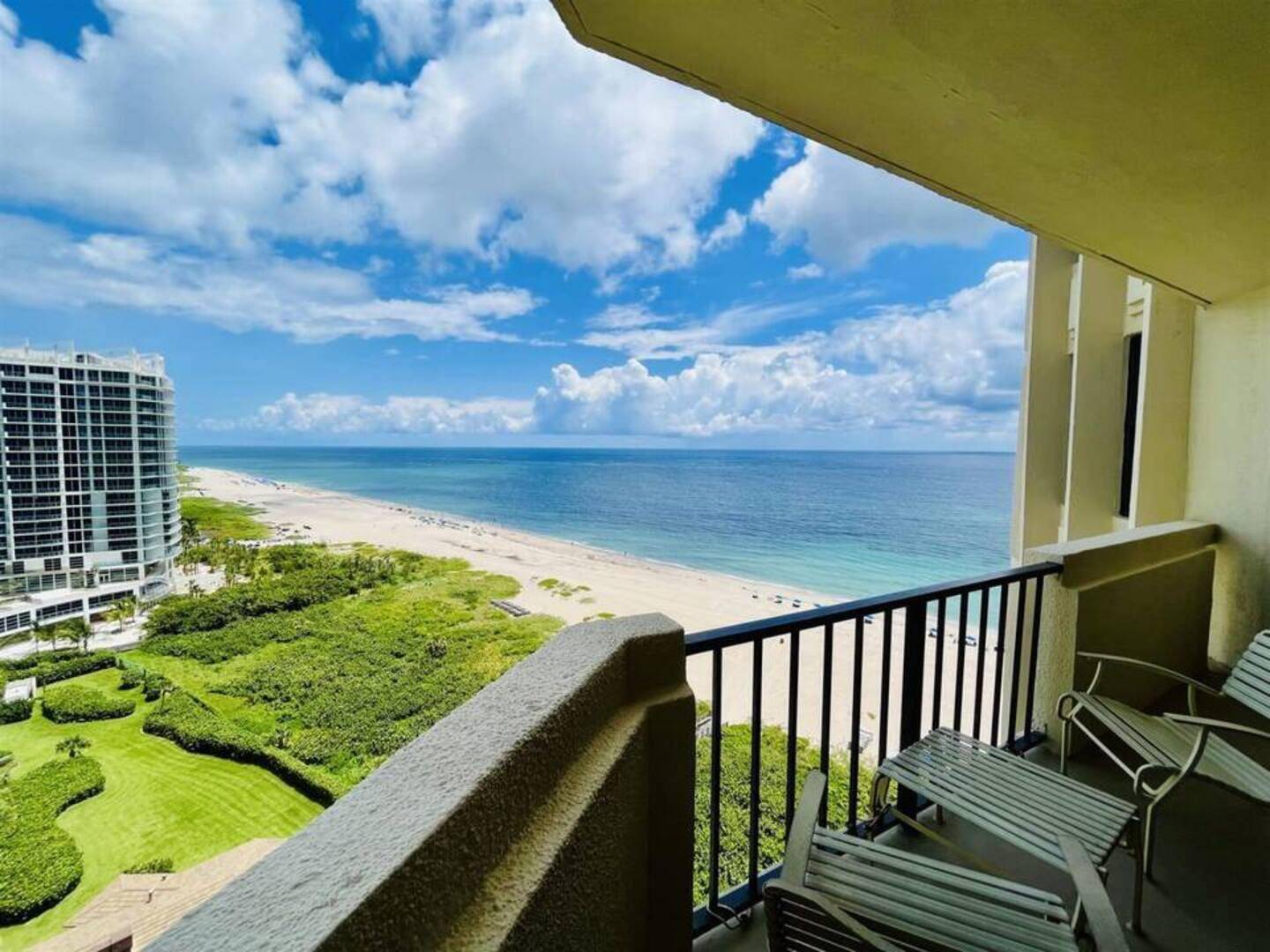 Welcome to your dream oceanfront escape in the heart of paradise !