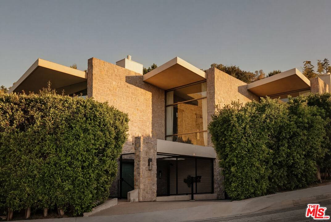 9233 Swallow Dr 5BR Sunset Strip La