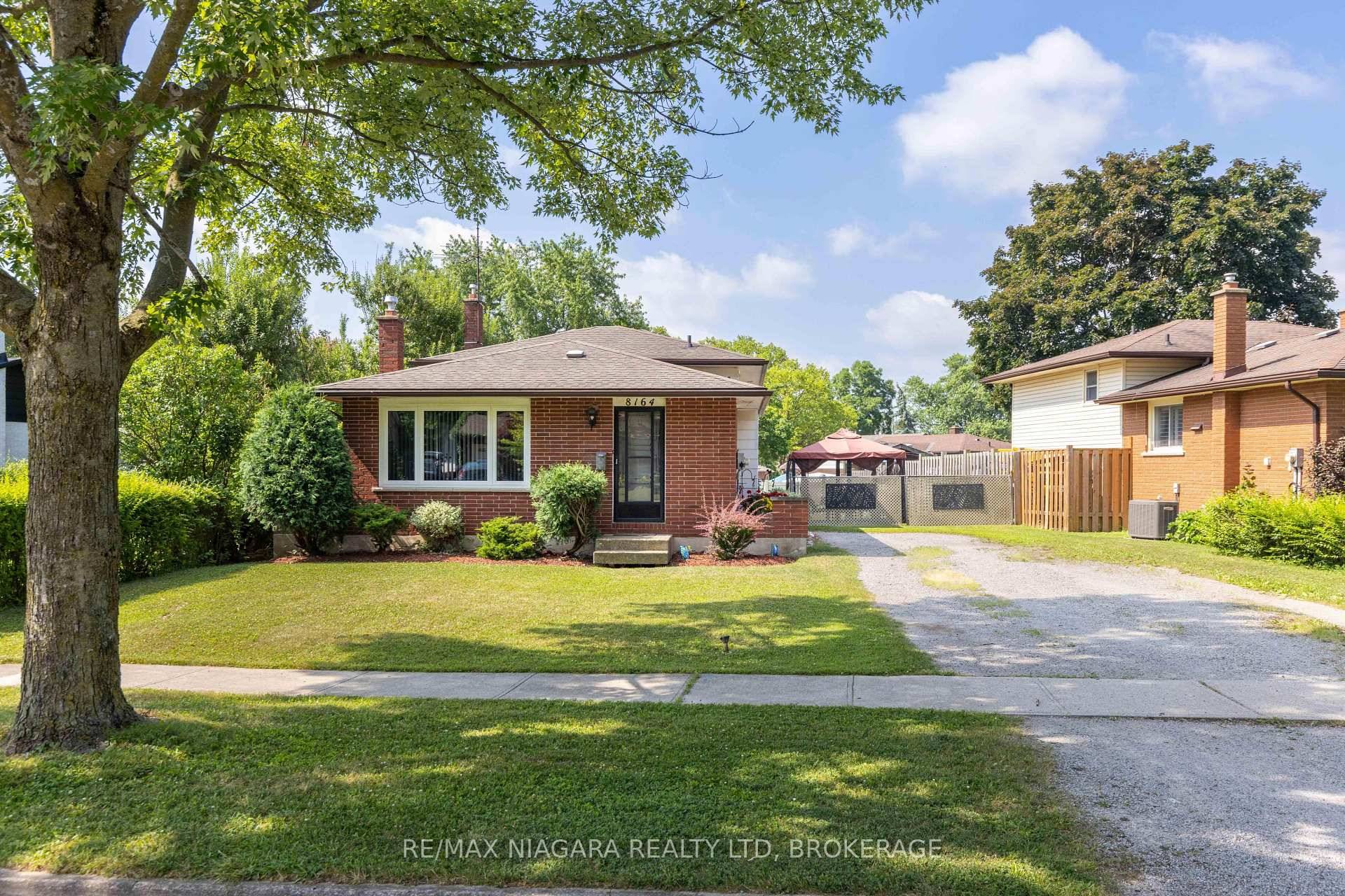 HIGHLY SOUGHT AFTER FAMILY FRIENDLY NEIGHBOURHOOD !
