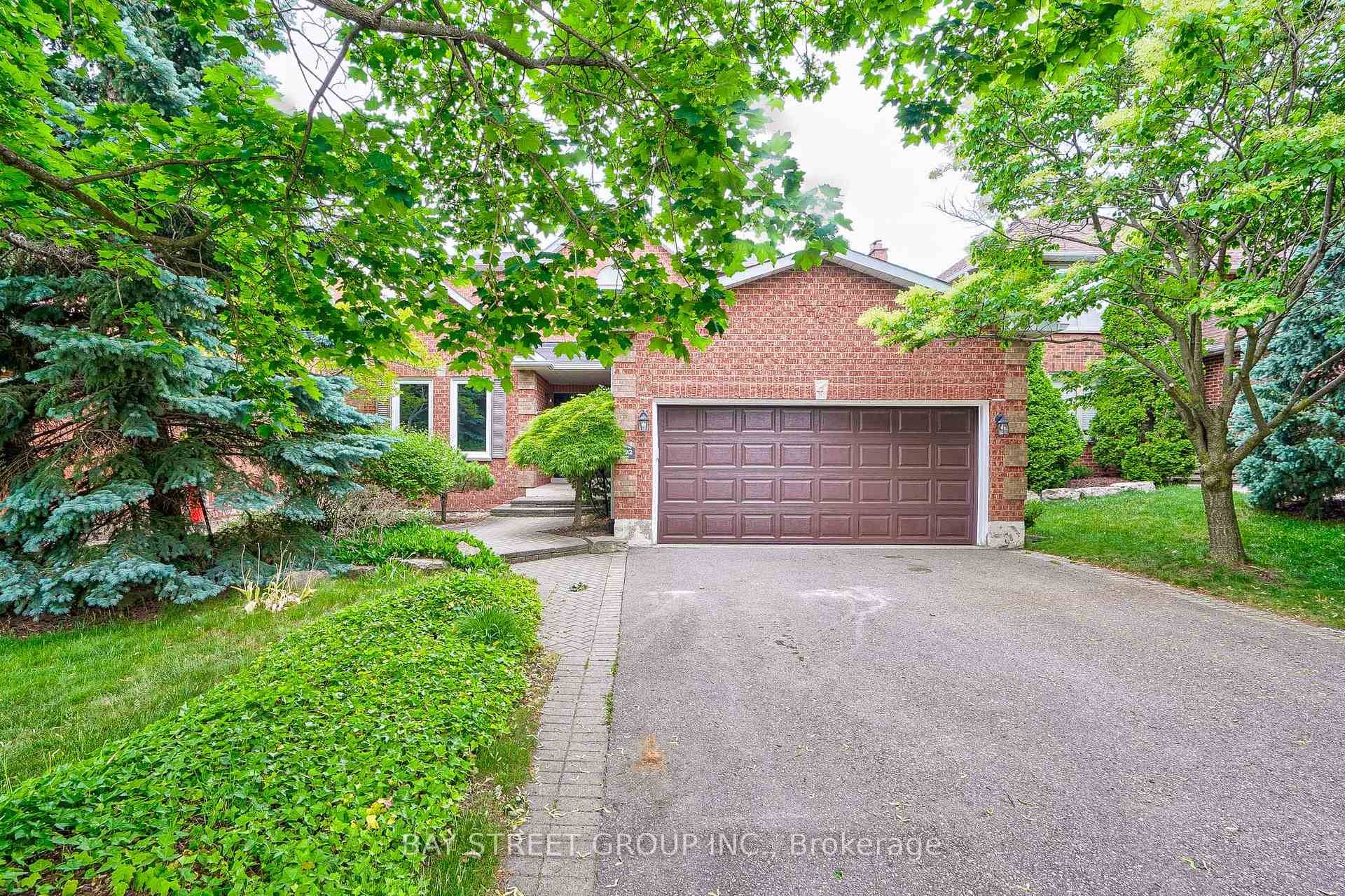 This exceptional 4 bedroom executive home is located in the prestigious Clearview neighborhood of Southeast Oakville, set within one of the areas top ranked school districts and just moments from ...