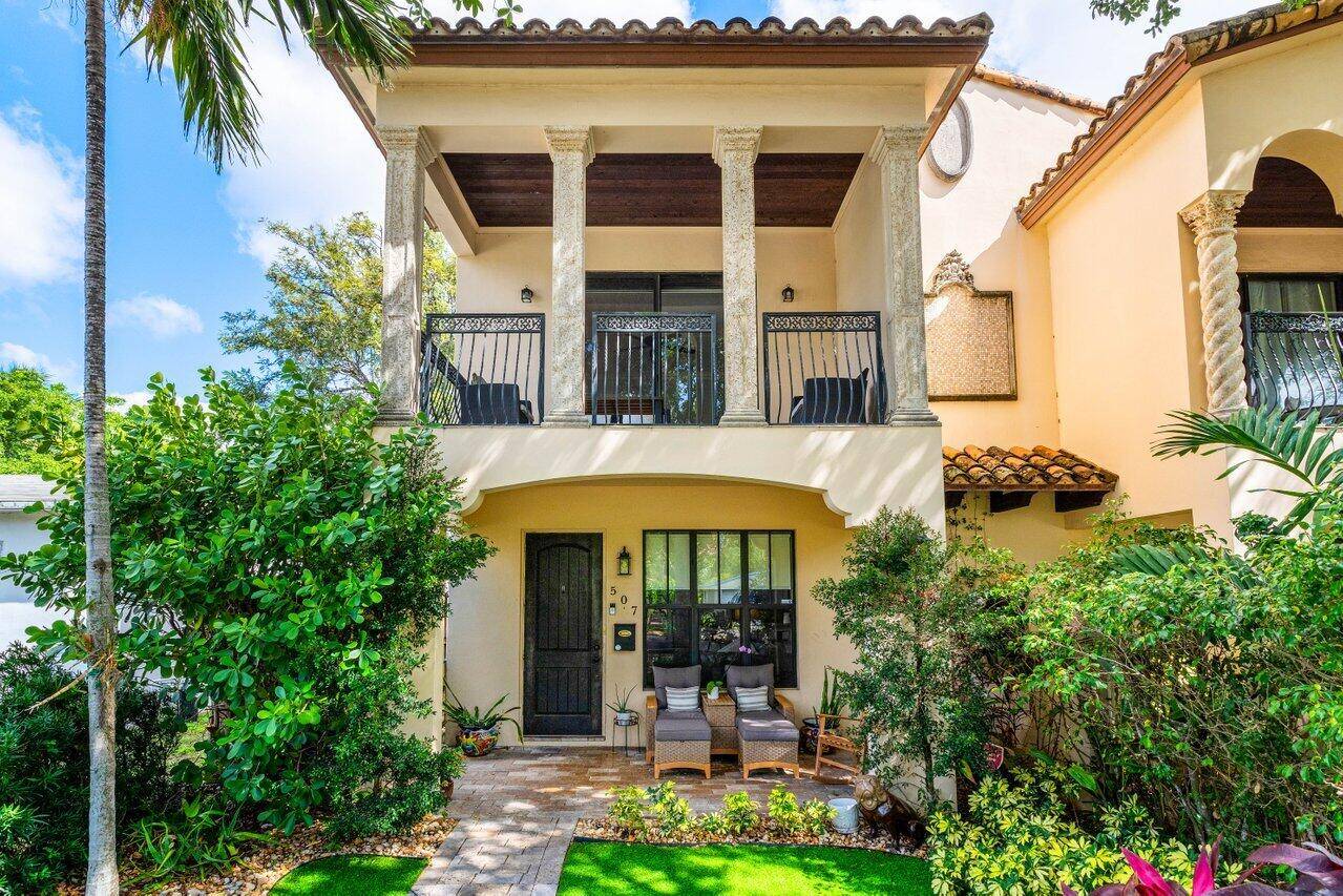 Welcome to this inviting townhouse located in the vibrant heart of Croissant Park, downtown Ft Lauderdale.