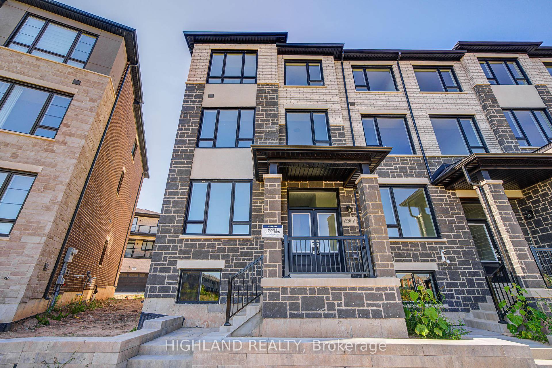 Facing a Beautiful Pond View amp ; A End Unit Townhouse Like A Semi Detached Home Welcome to this brand new and luxury end unit townhouse, offering the feel of ...