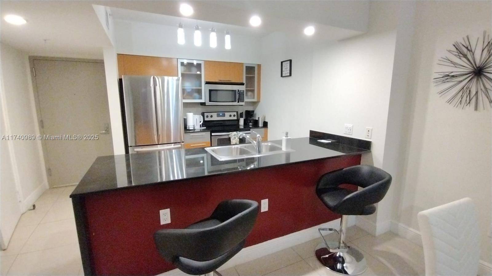Unique opportunity ! Beautiful 1 bedroom, 1 bathroom apartment, with 791 square feet, located in a luxurious condominium just minutes from the beach.