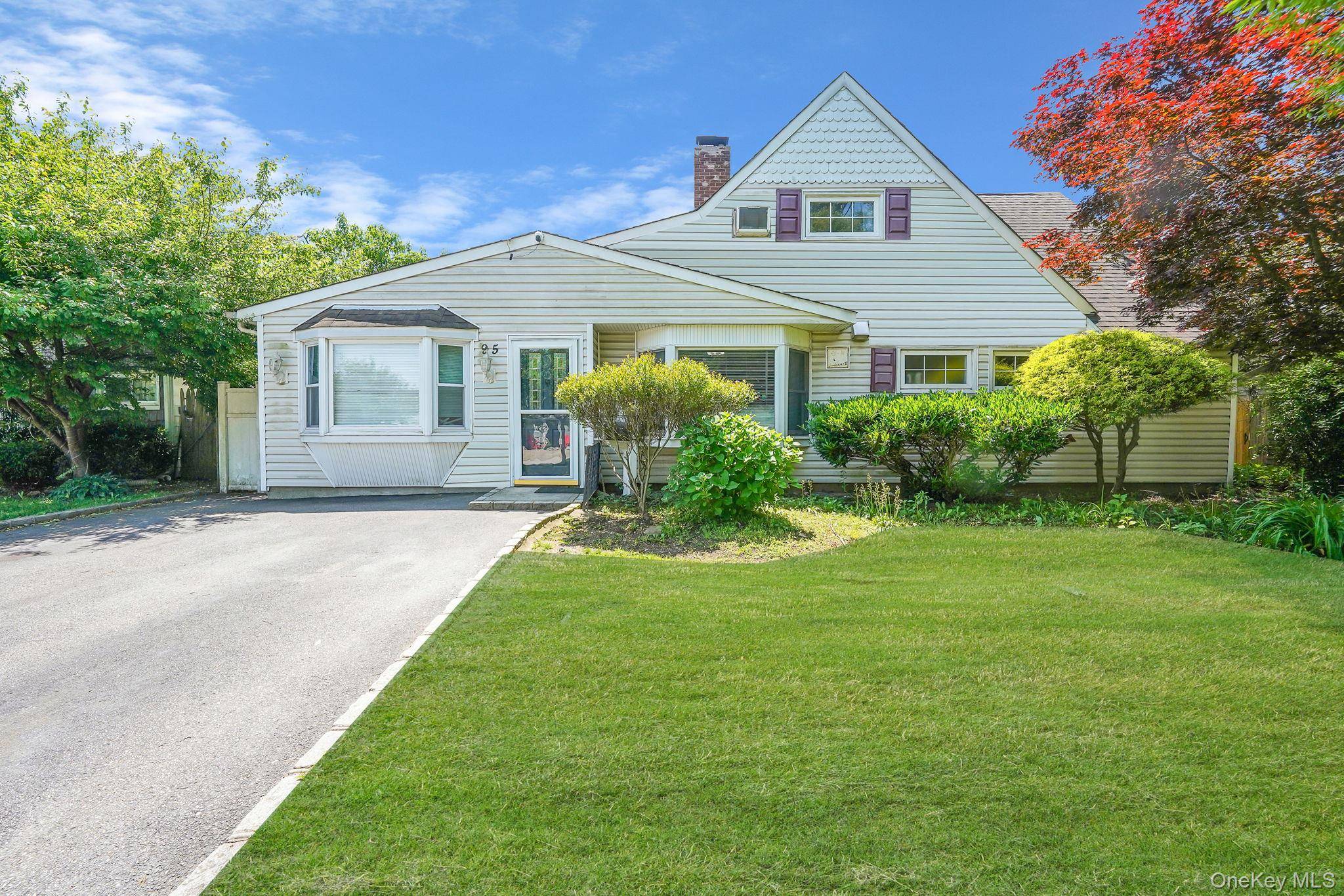 Welcome to this cozy updated ranch, the house is much bigger than you can imagine !