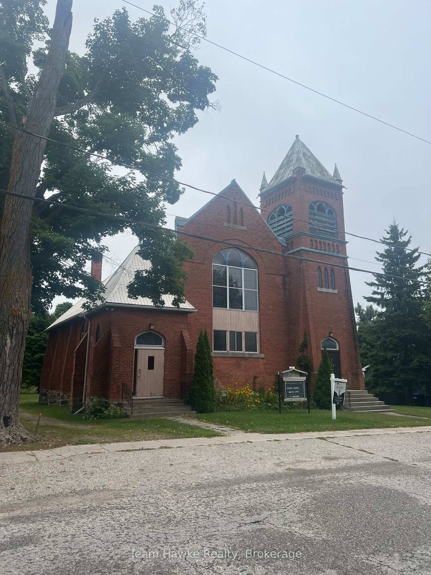 This gorgeous property was home of the former Presbyterian Church in Hillsdale and is centrally located to Barrie, Orillia, Midland.