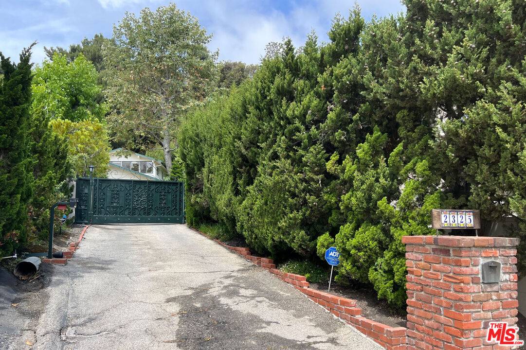 2325   Banyan Dr 4BR Brentwood La