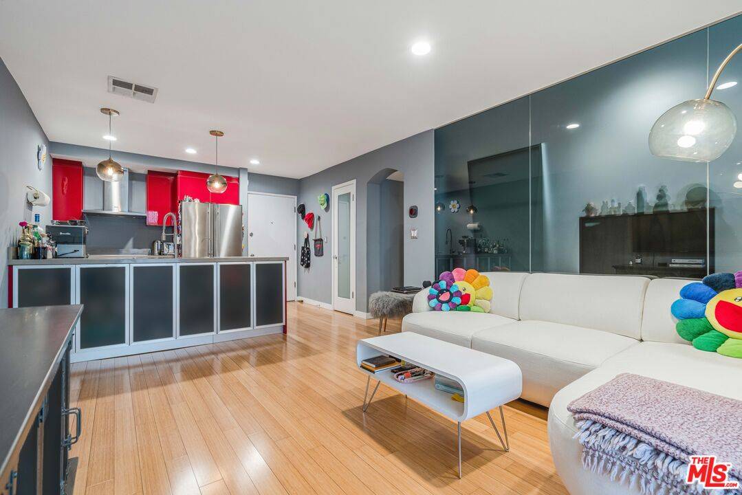 750  N Kings Rd 1BR Sunset Strip La