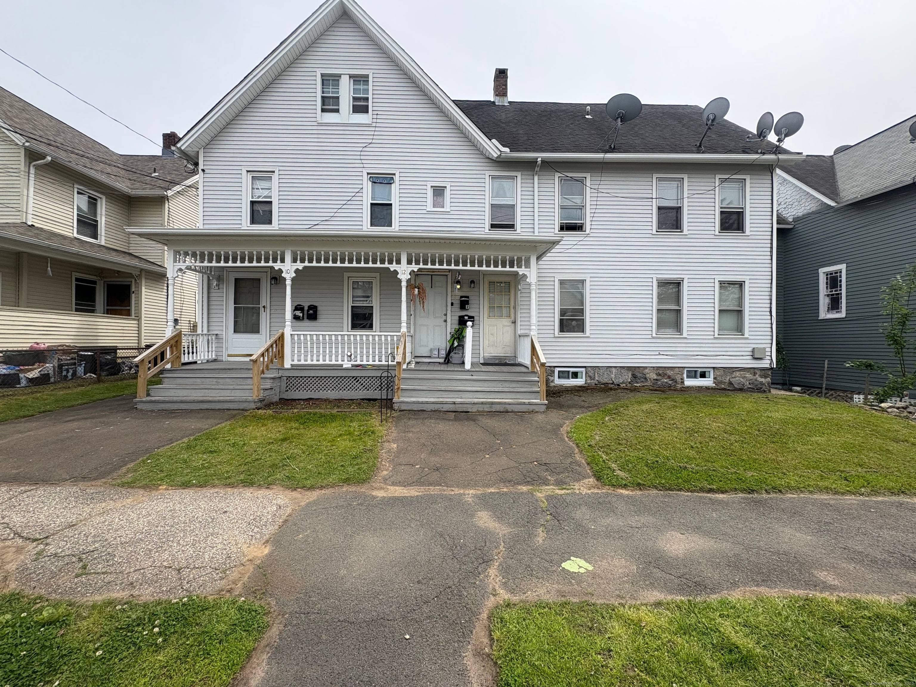 Fully Rented 3 Family with Versatile Layout !