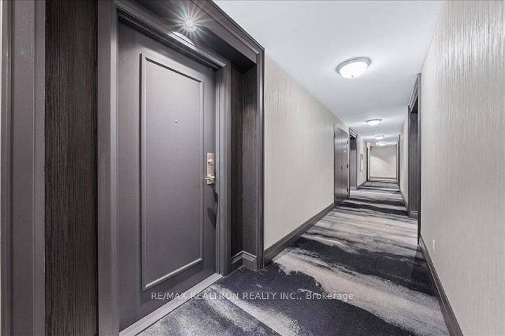 Spacious 1 Den Condo in Prime Thornhill Location !