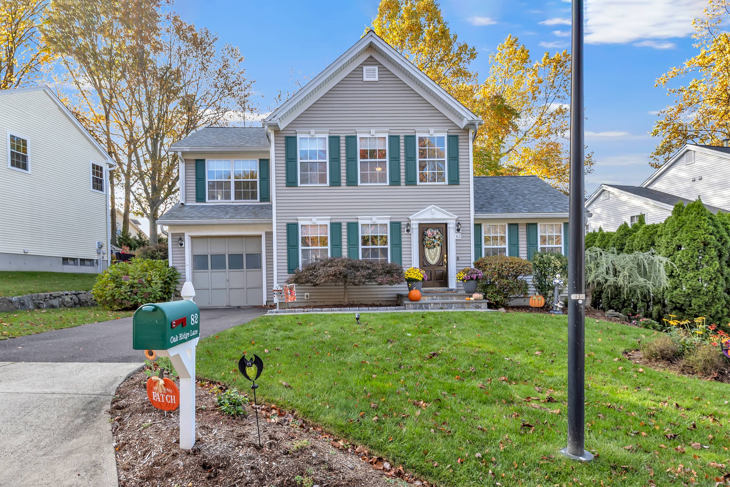 Welcome to 82 Oak Ridge Ln in Milford's desirable Lexington Green neighborhood.