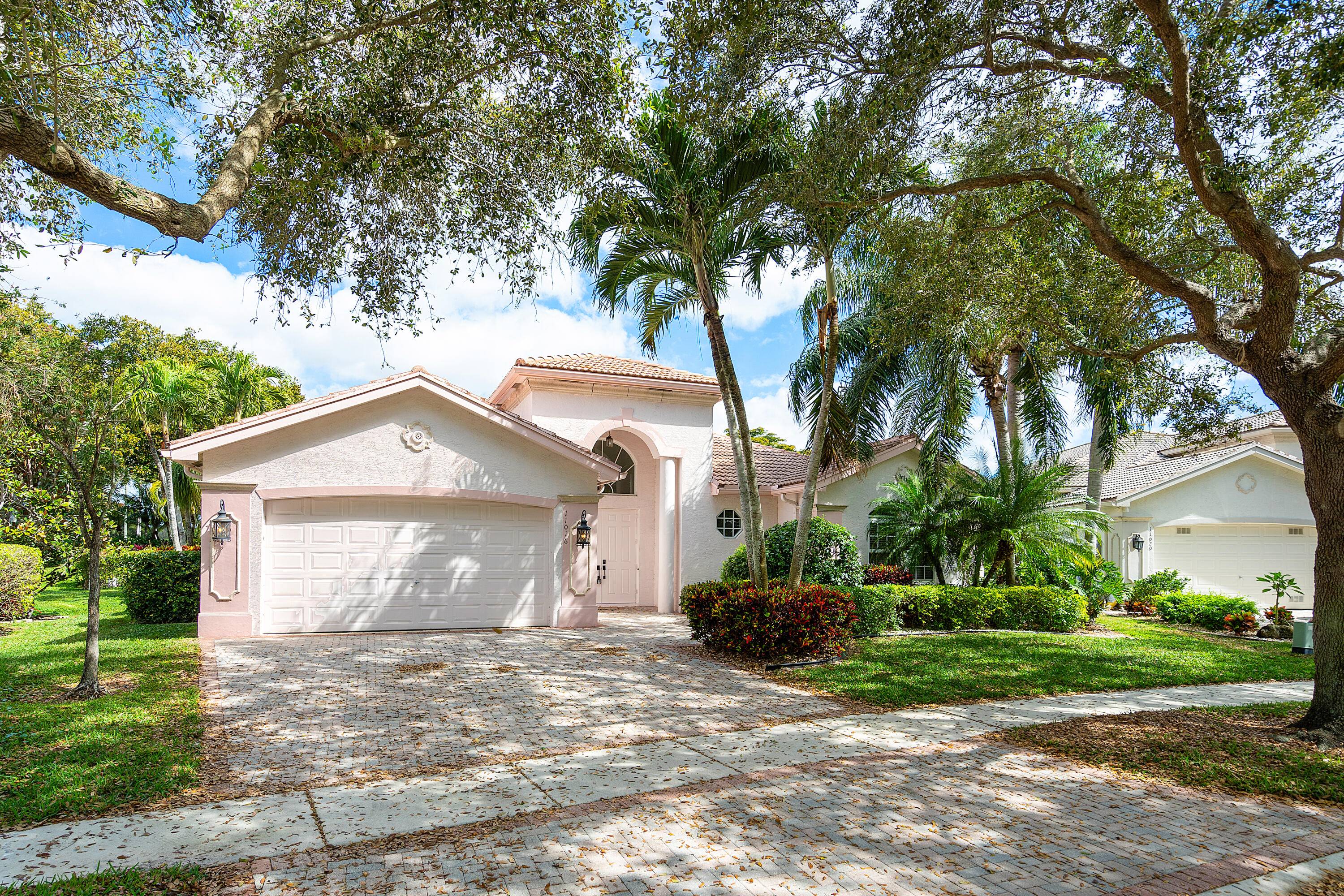 Nestled in Valencia Isles, a captivating residence that effortlessly blends luxury and comfort.