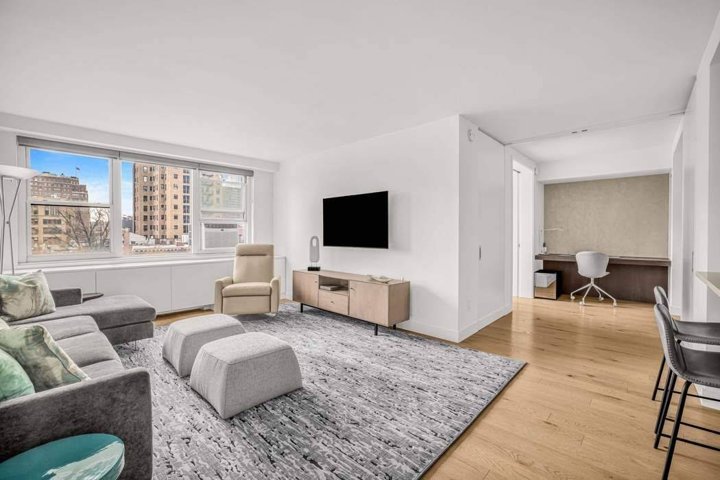 Exquisite South Facing XXL One Bedroom with Washer Dryer amp ; Two Full Baths Elegant and thoughtfully redesigned, this exceptional extra large one bedroom residence offers a truly turnkey living ...