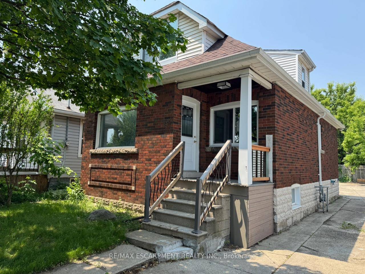Welcome to this charming one and a half storey detached residence in the awesome Homeside Neighbourhood.