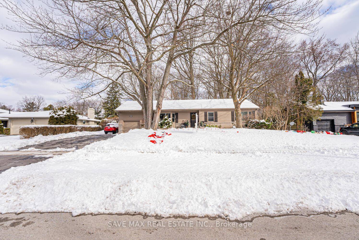 This charming executive home in the coveted Shore acres neighbourhood offers an unbeatable lifestyle !