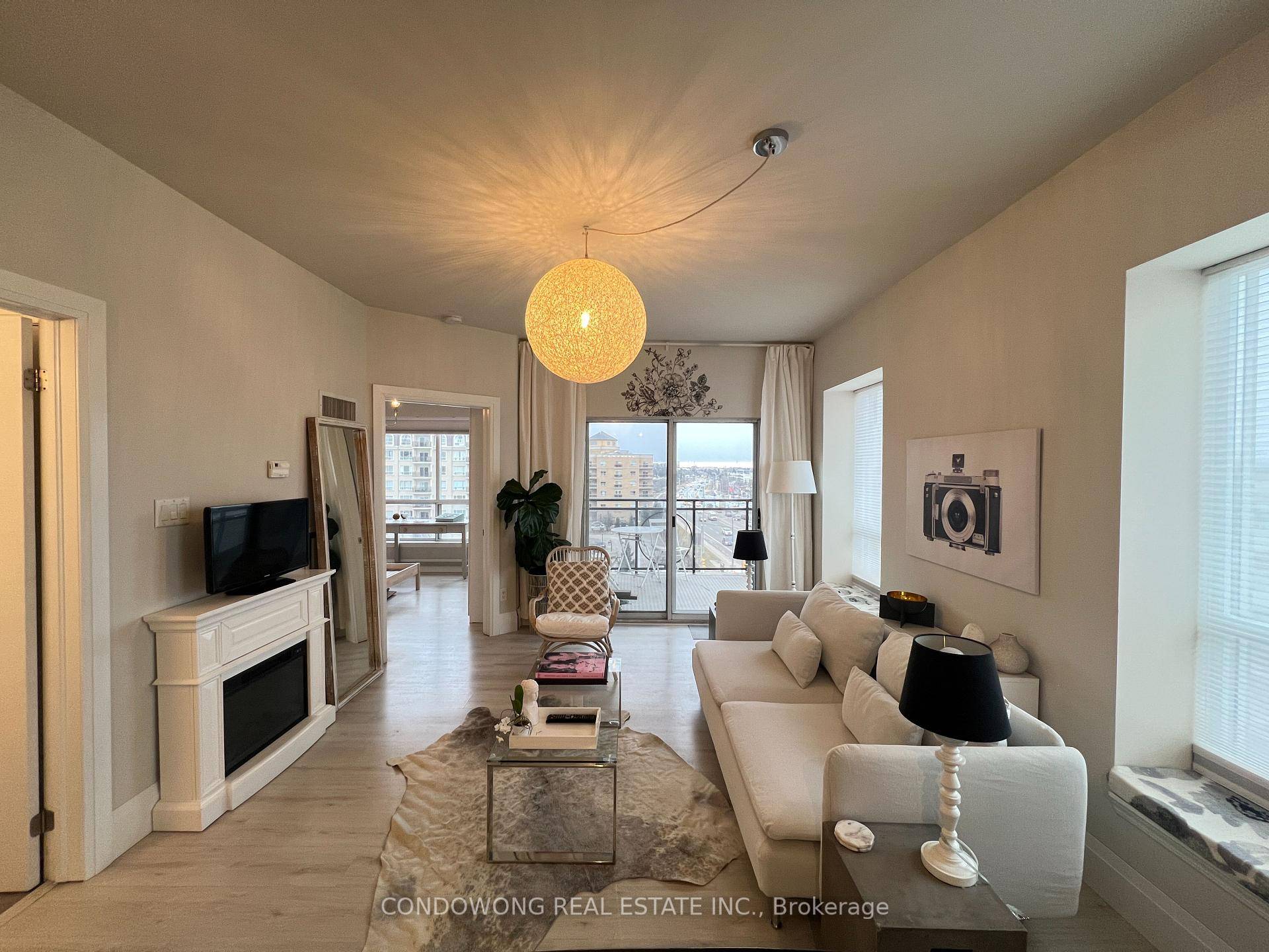 DISCOVER COMFORT AND CONVENIENCE AT 8 MAISON PARC COURT 1 BEDROOM CONDO !
