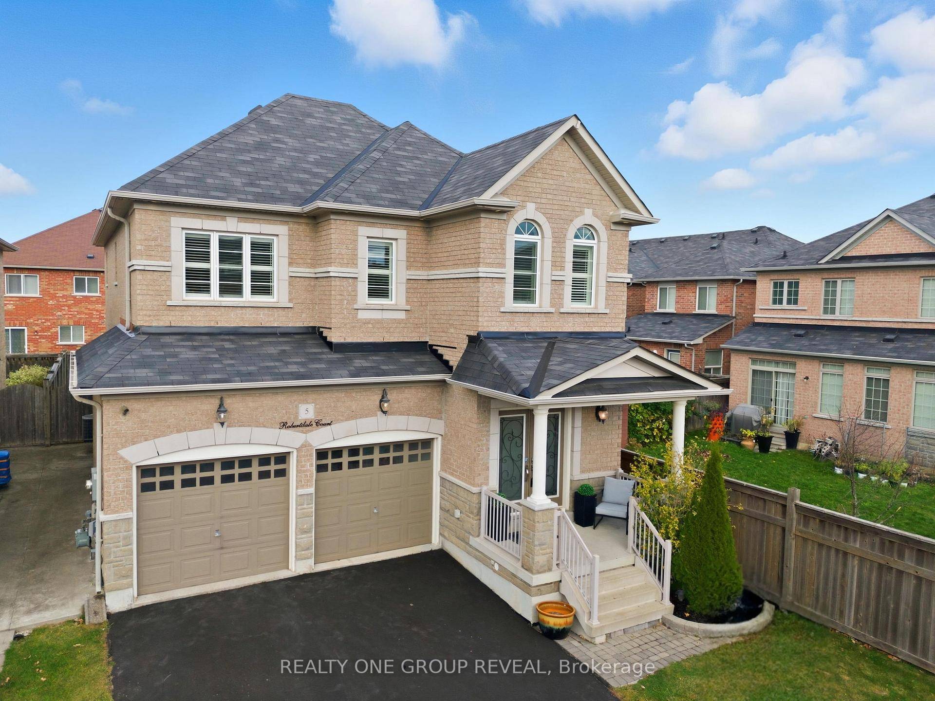 Welcome to 5 Robertdale Court in stylish Stouffville !