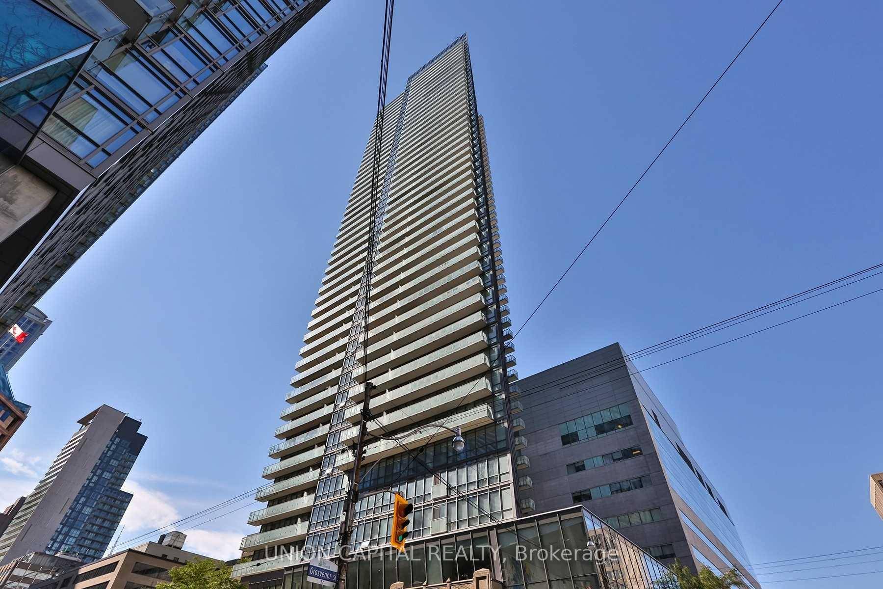 Located in the heart of downtown at Bay amp ; College, this 1 bedroom, 1 bath suite offers stunning west facing views from the 29th floor.