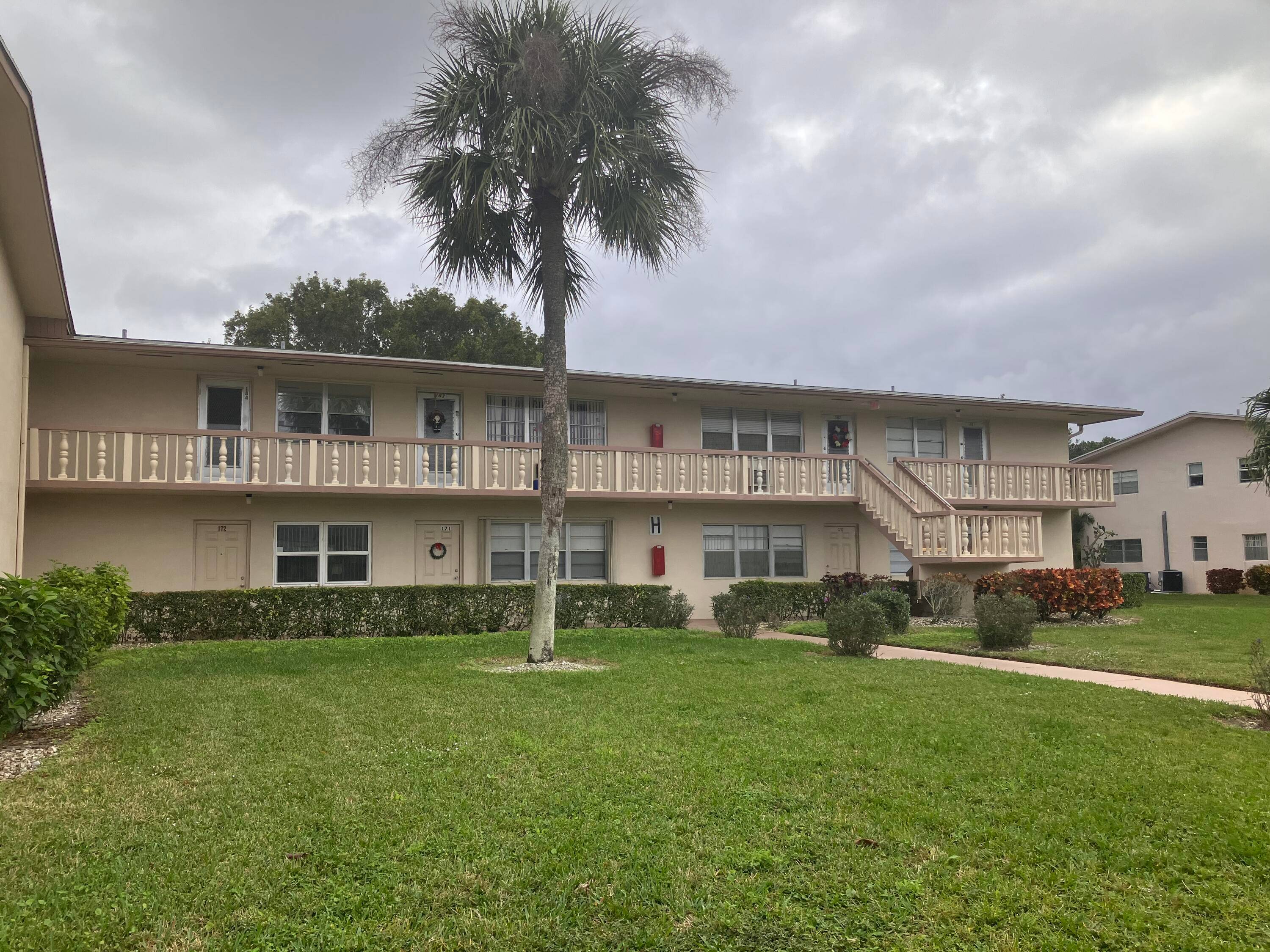 Great upstairs corner unit, totally upgraded unit 1 bedroom, 1.