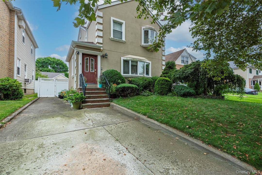 Welcome to this stunning Colonial home boasting an extra large living room, perfect for entertaining.