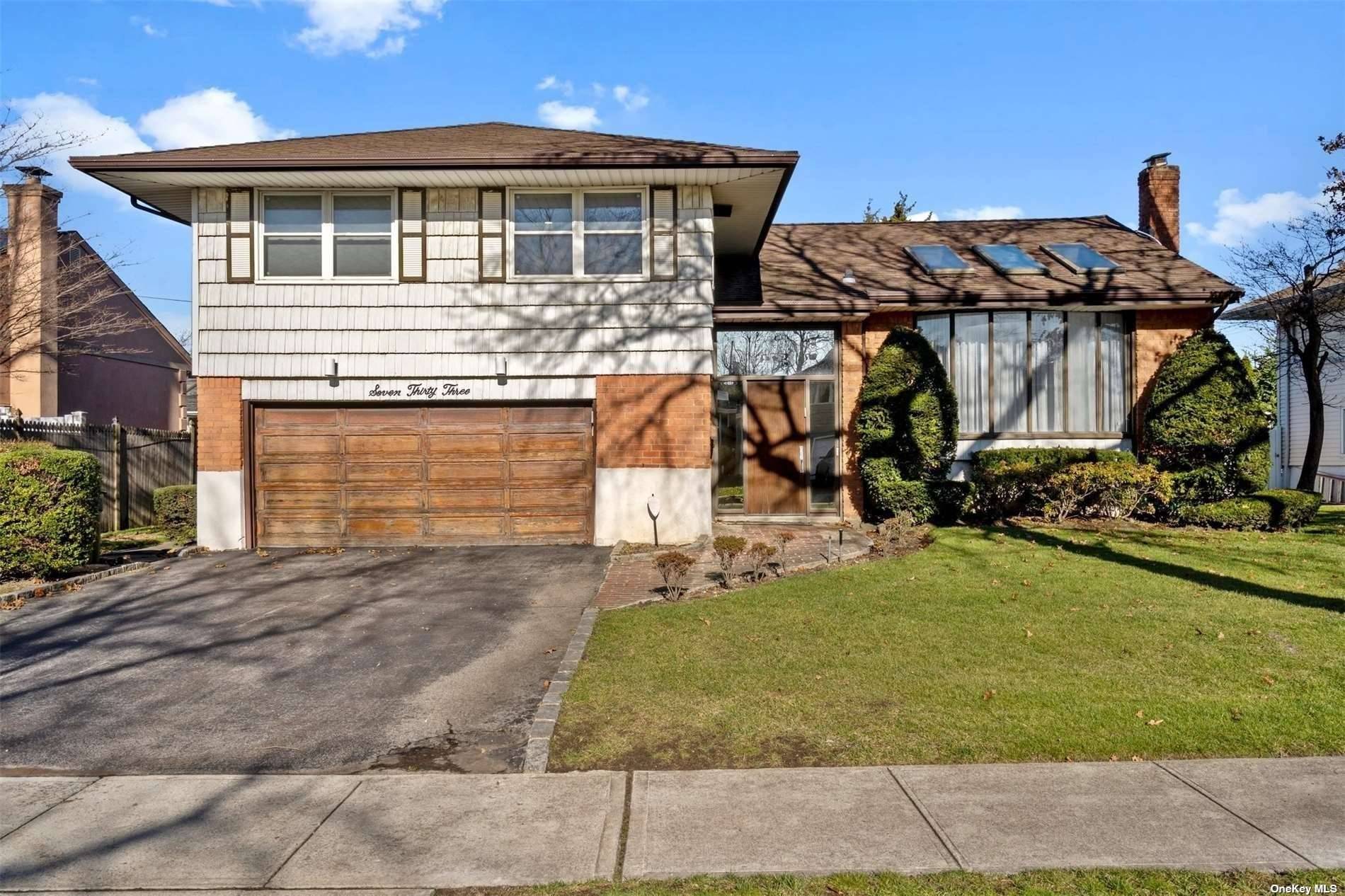 This beautiful, 4 bedrooms, 3 baths, with formal living room, formal dinning room, eat in kitchen and much more.