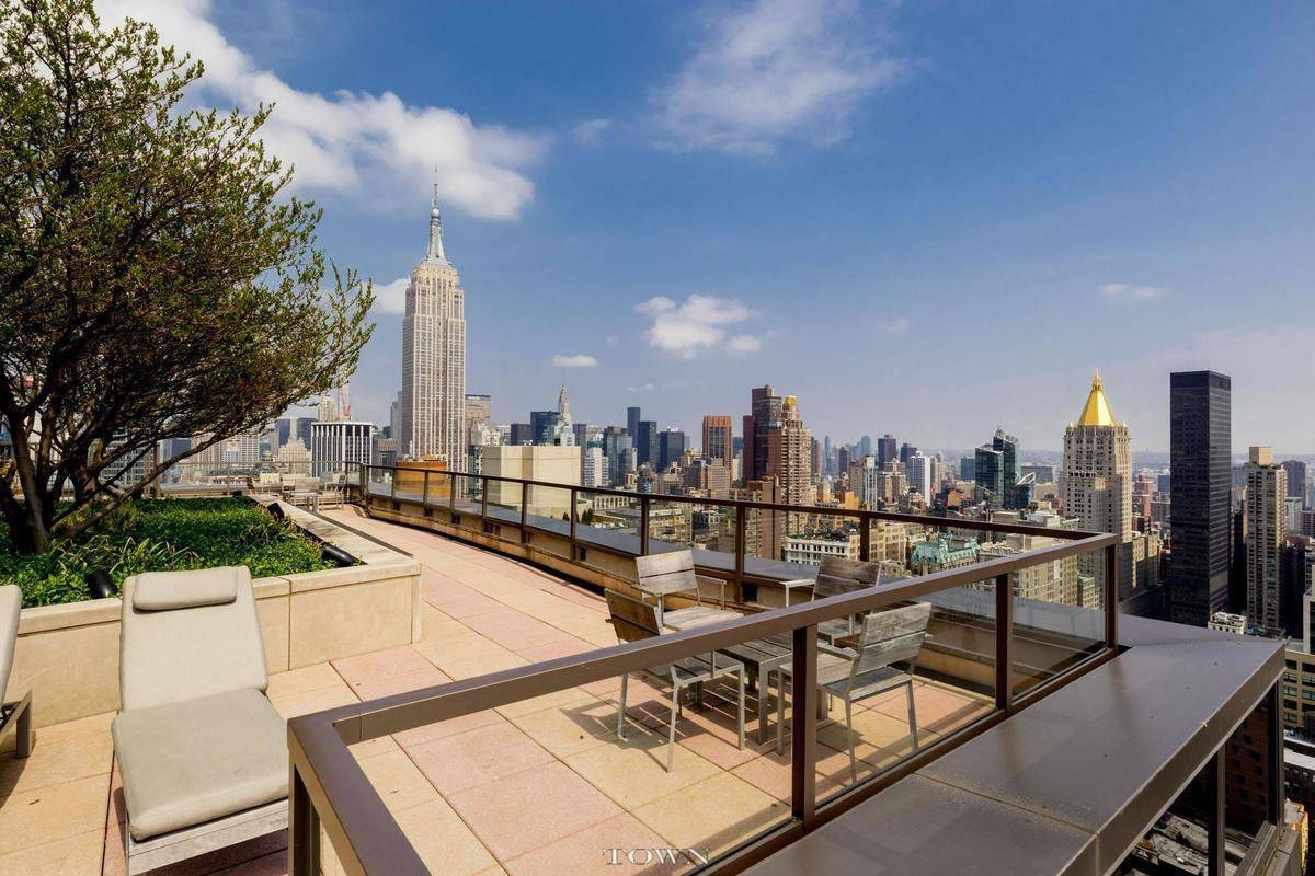 Apartment 19C in Chelsea Stratus boasts open, breathtaking views of Manhattans iconic skyline, including both Madison Square Park and the Hudson River.
