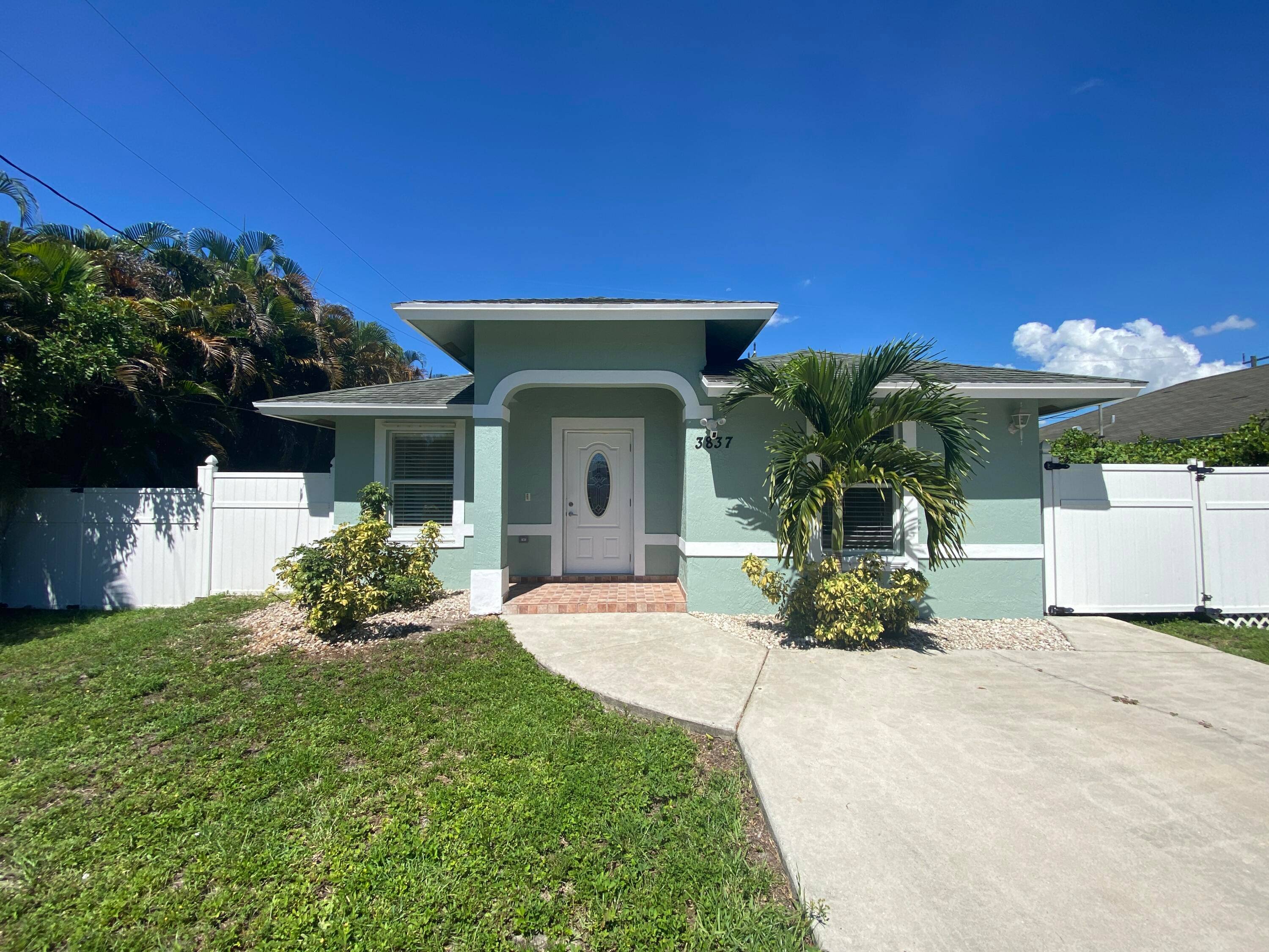 Fabulous location ! Walk to Lake Osborne, John Prince Park, Palm Beach State College.