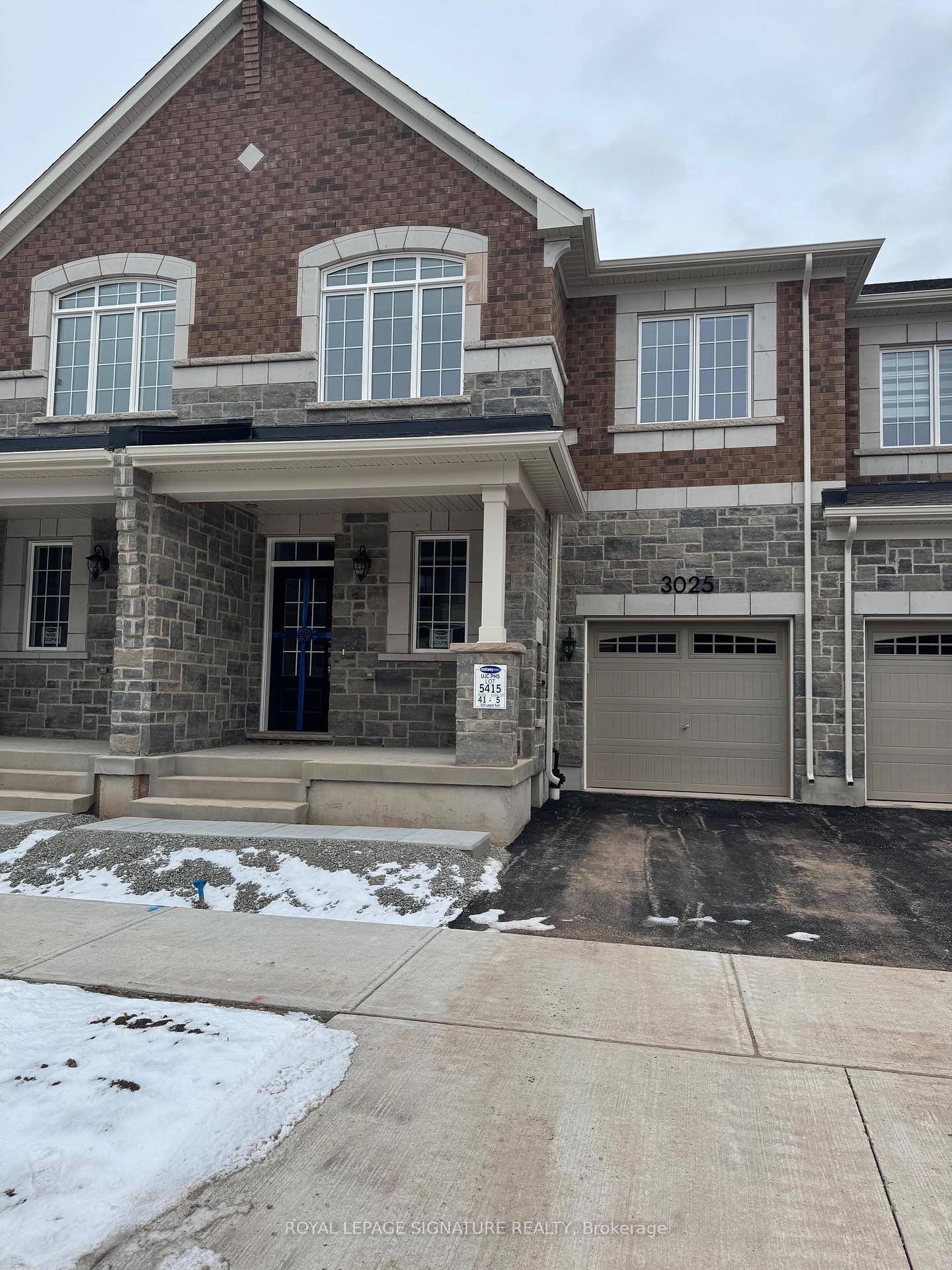 Brand new luxurious 2 level townhouse in Upper Joshua Creek, with 1, 682 square feet of living space.