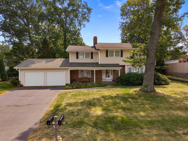 Located on a corner lot in the District of Fenwood with views of the water, this house has all of the comforts of home.
