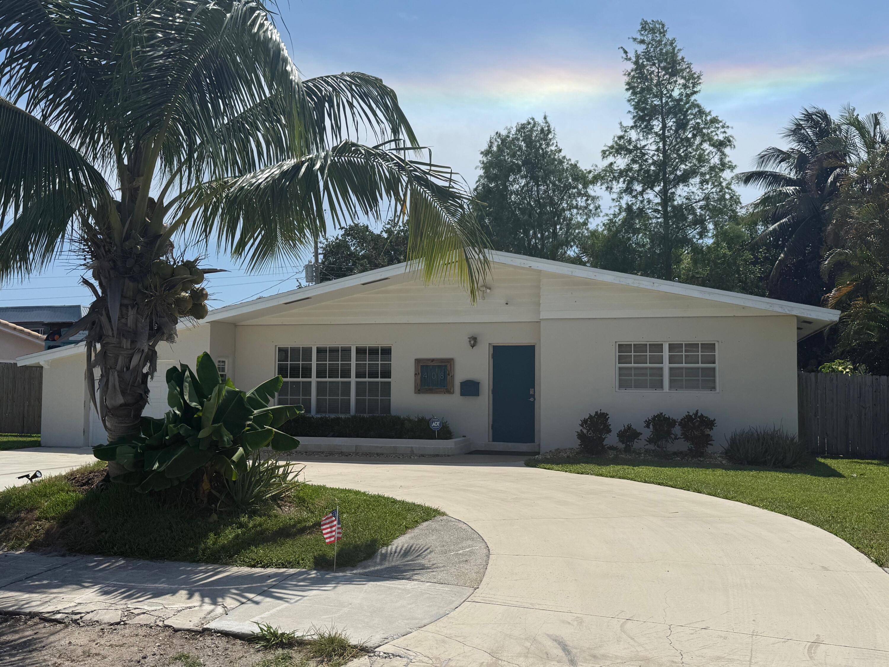 Beautiful Spacious Home in a Wonderful Location 1 mile from the famous Deerfield Beach !
