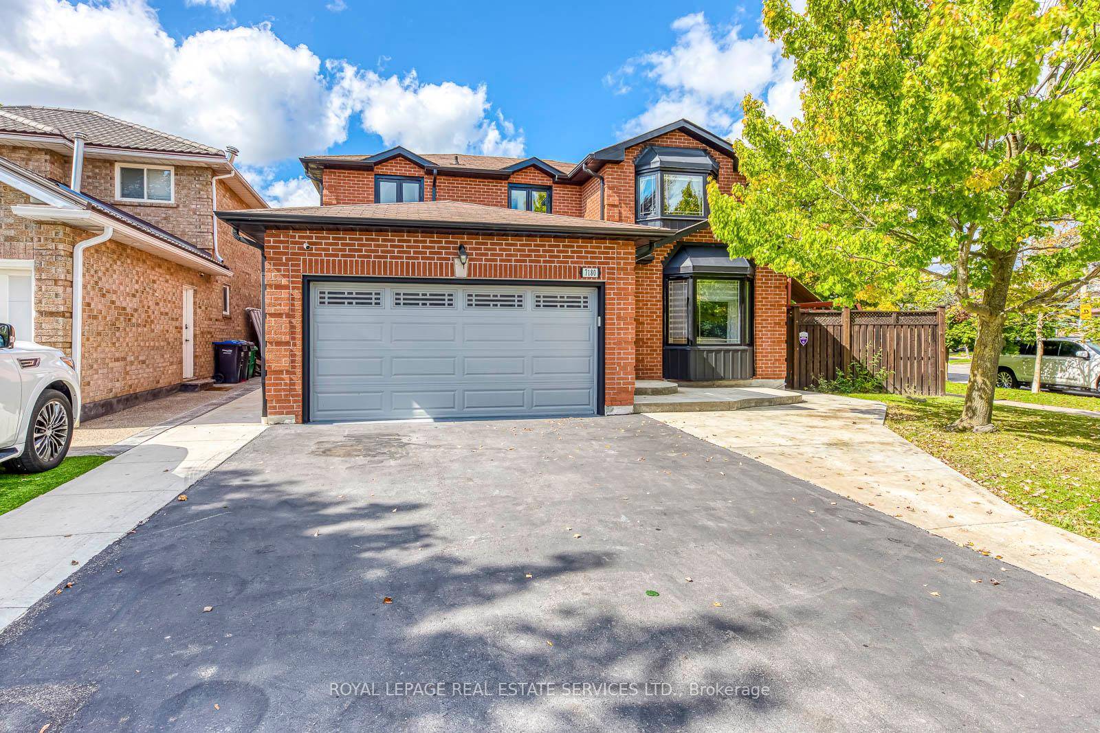 Welcome to this great family home located in the heart of the family friendly and desired neighbourhood of Meadowvale.