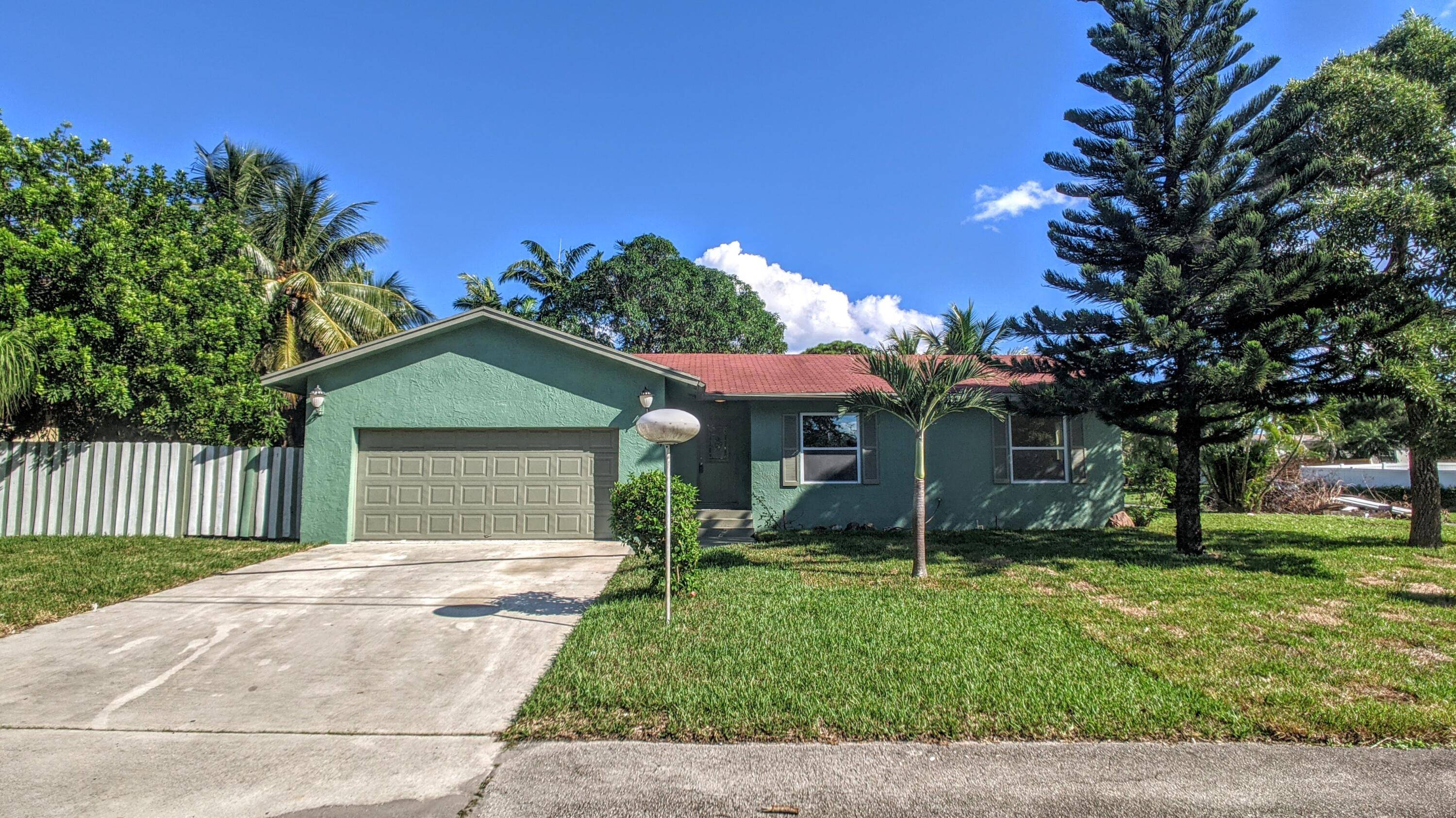 Corner lot single family home directly on Seacrest and SE 28th Ave take your golf cart to Delray's Atalantic Ave or Downtown Boynton Beach or either beach.
