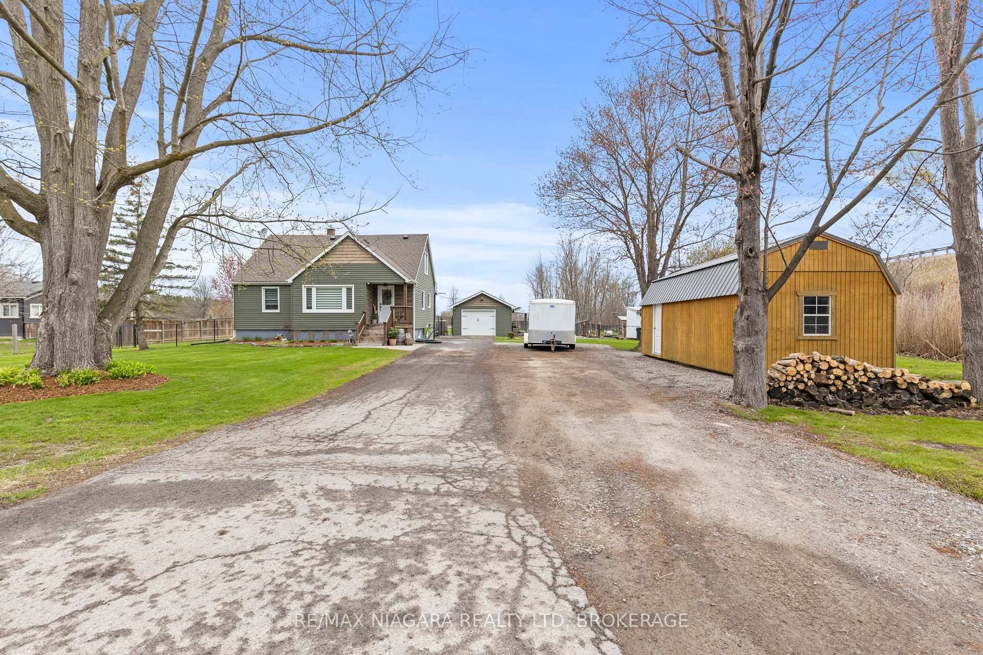 Hobby Farm Haven on 1 Acre with Heated Inground Pool and No Rear Neighbours !