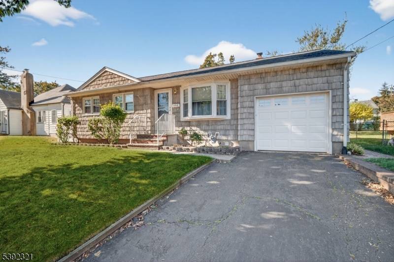 Charming Ranch in the Heart of Piscataway !