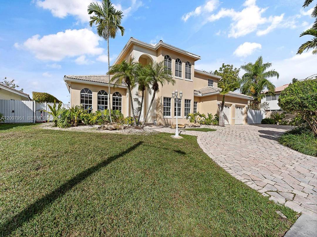 Beautiful single family home, with 5 Beds and 3 bath, located in a great neighborhood, conveniently located near medical facilities, shopping, schools, restaurants and financial institutions.