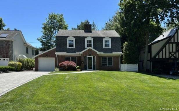 Located in the beautiful North Strathmore section of Manhasset, this Colonial offers a primary suite w bath on the first floor, living room w fpl, formal dining room, family room, ...