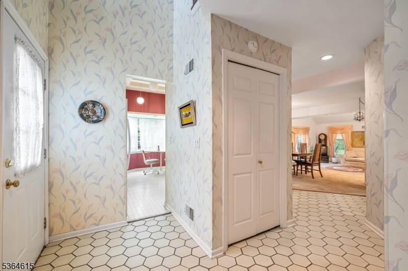 Bright and spacious end unit townhouse located on a quiet cul de sac in sought after Changebridge at Montville.