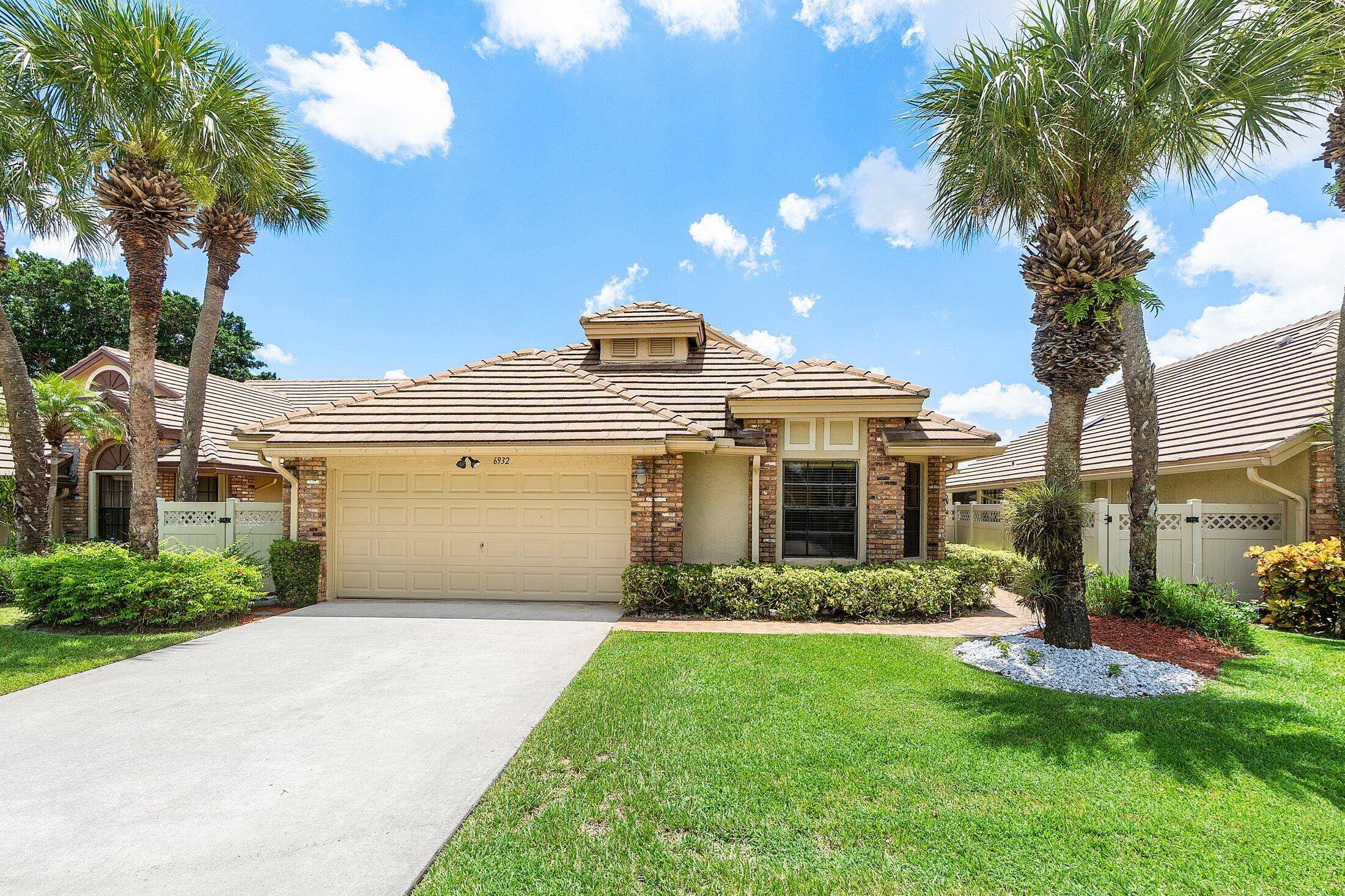 Welcome to resort style living in the heart of Aberdeen Golf Country Club !