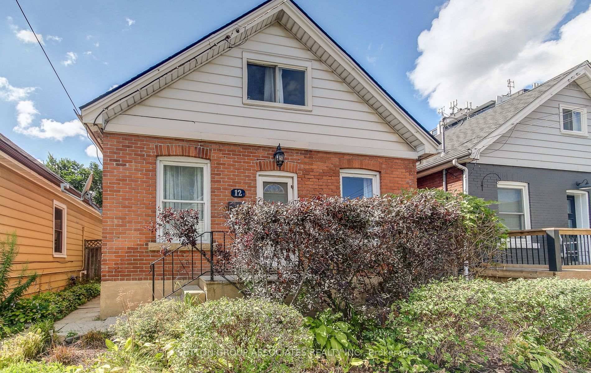 Turnkey detached home featuring 3 bedrooms den and a brand new modern bathroom !