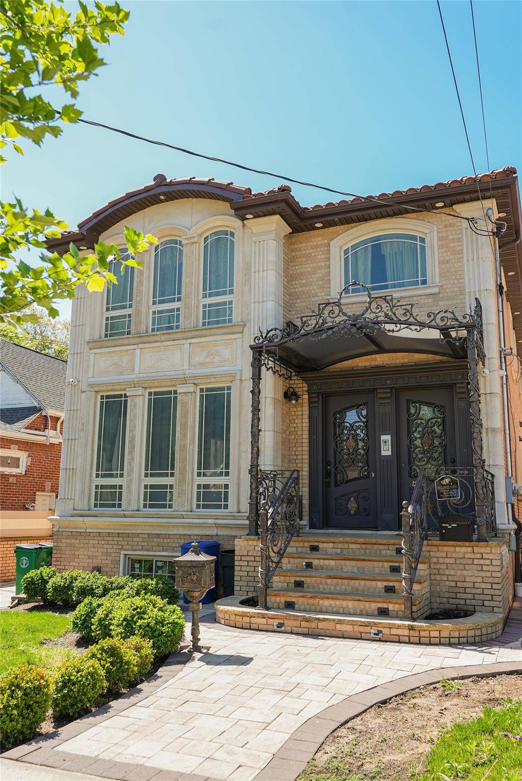 Beautifully fully renovated 2 family Brick mansion in Wakefield, Newly constructed in 2016 right next to JFK, and the conduit.