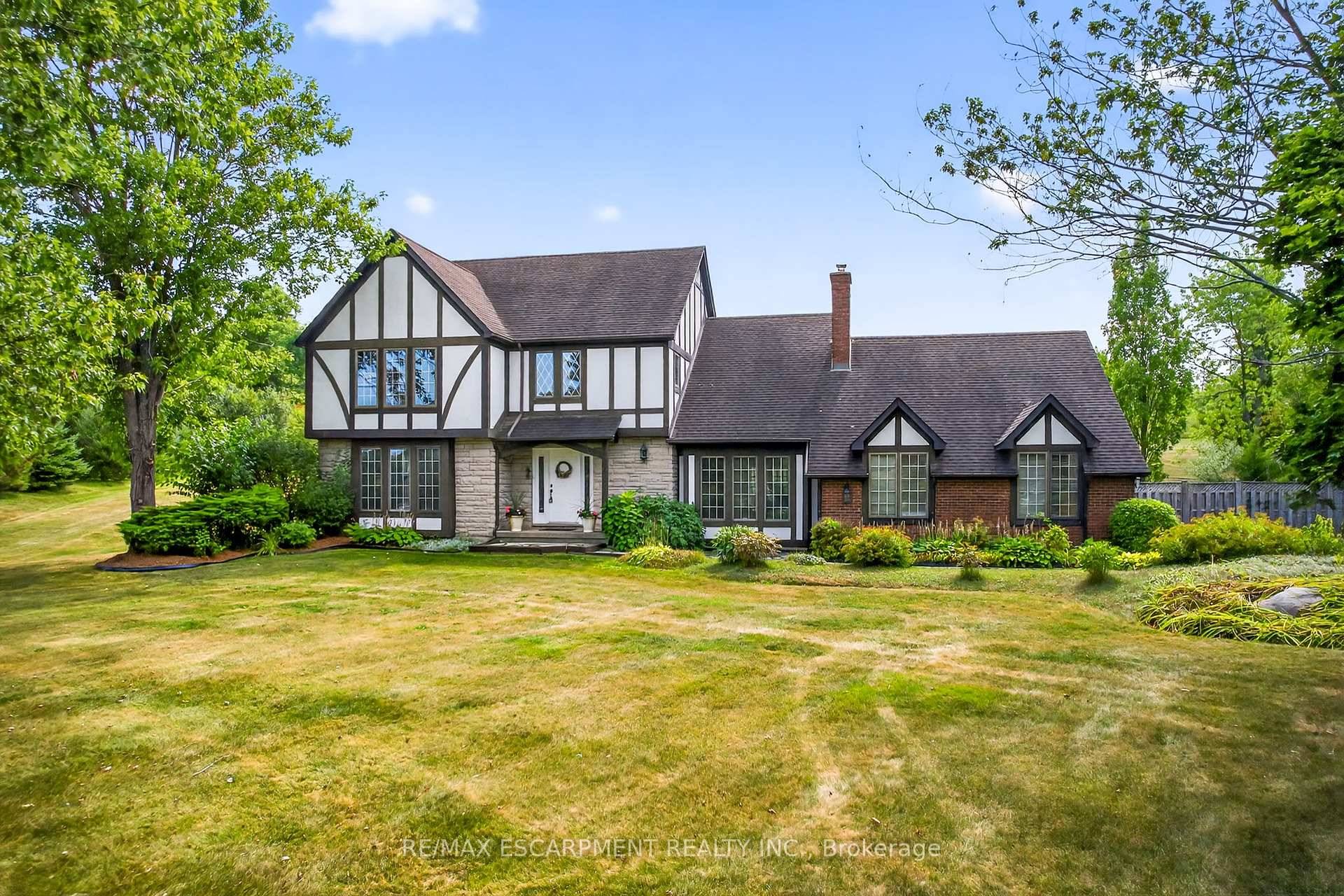 Quiet neighbourhood, just 350m from access to the Bruce Trail and is close to all amenities with excellent highway access.