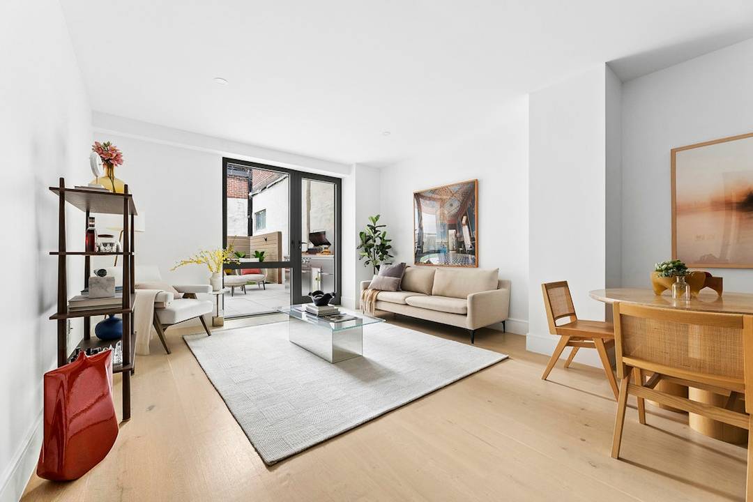 IMMEDIATE OCCUPANCY The Maisonette at Minuet is an exceptionally rare Manhattan condominium offering, combining over 3, 000 square feet of interior space with an extraordinary 1, 400 square foot private ...